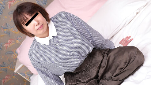 パコパコママ 山田しほ 子持ち奥さんの卑猥なマンコ エッチなことが大好きで仕方がない人妻であり二児の母の山田しほさん。AVとは無縁そうな大人しそうな顔して、ヤルことはヤル、ドスケベな隠れエロ奥さん。オモチャとクンニで責められると連続悶絶イキ！そして、いざチンポを目の前にすると嬉しそうに舐め回すド変態ぶりにチンポギン勃ち！バックからハメられて奥まで突かれると感嘆の声をあげてイキまくるわ、騎乗位で無我夢中で激しく腰を振ってイキまくるわ、欲望の赴くままに乱れまくり！外見とは裏腹に激しい性欲と淫乱癖をもったリアル奥様との中出しセックスをご堪能ください！自らオマンコを掻き回しながら何度も潮を吹きまくるラストのボーナスシーンも必見！